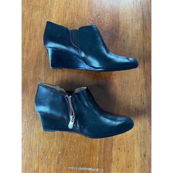 Adrienne Vittadini black wedge ankle boots 8 - Picture 1 of 4